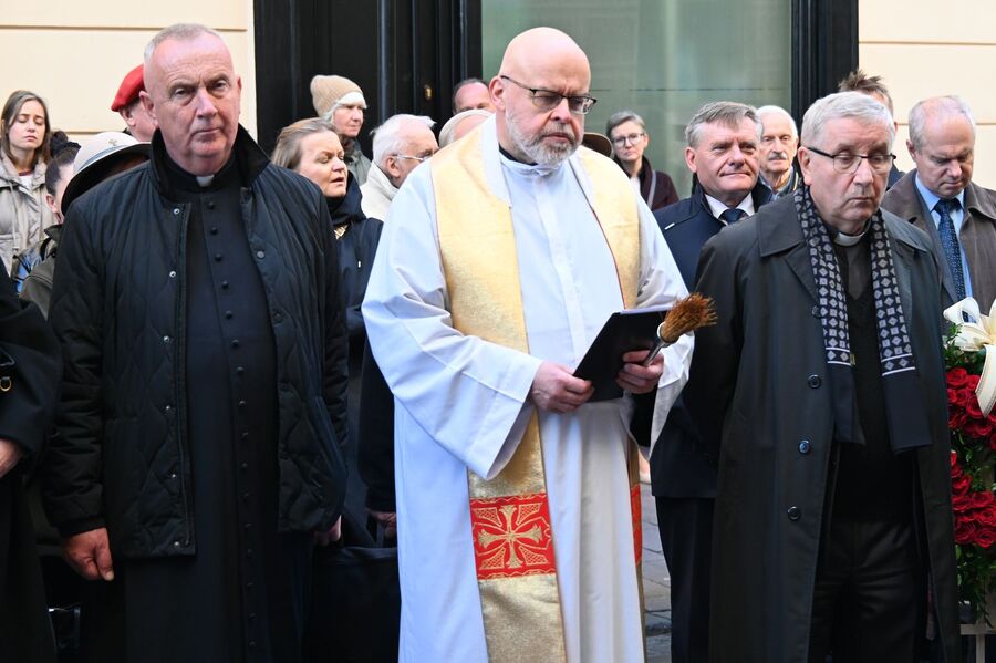 Odsłonięcie tablicy Wandy i Andrzeja Półtawskich w Krakowie. Fot. Janusz Ślęzak (IPN)