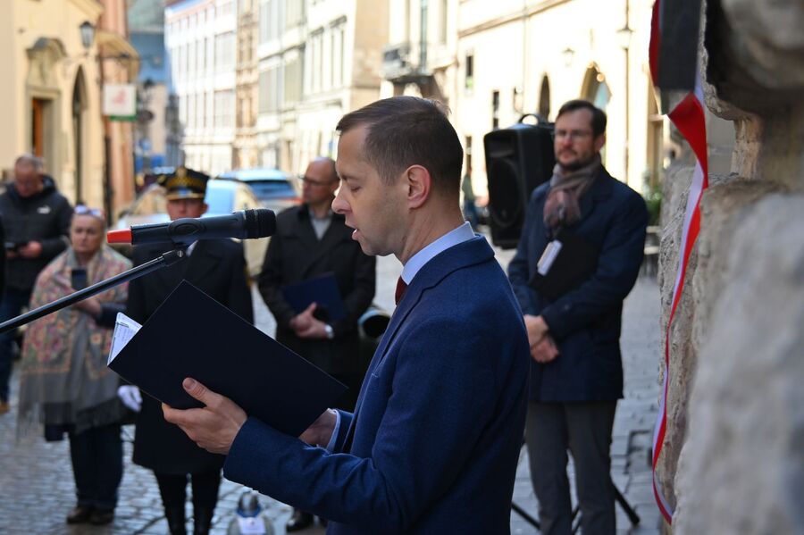 Odsłonięcie tablicy Wandy i Andrzeja Półtawskich w Krakowie. Fot. Janusz Ślęzak (IPN)