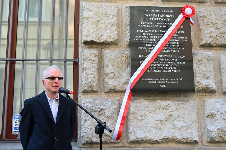 Odsłonięcie tablicy Wandy i Andrzeja Półtawskich w Krakowie. Fot. Janusz Ślęzak (IPN)