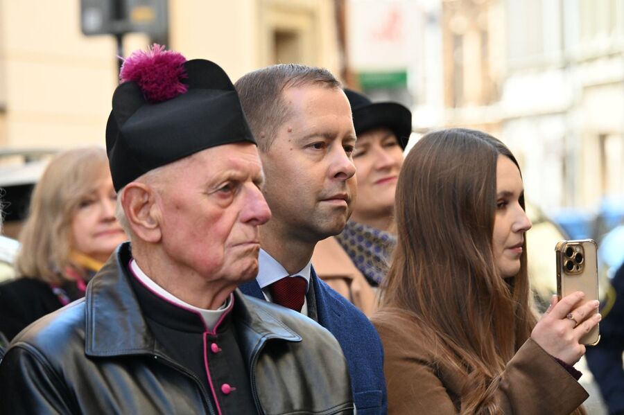 Odsłonięcie tablicy Wandy i Andrzeja Półtawskich w Krakowie. Fot. Janusz Ślęzak (IPN)