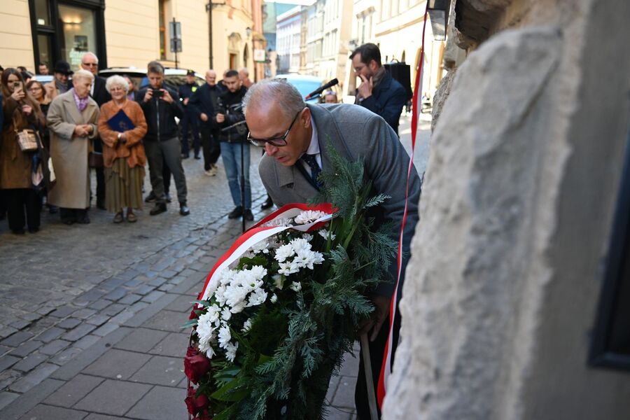 Odsłonięcie tablicy Wandy i Andrzeja Półtawskich w Krakowie. Fot. Janusz Ślęzak (IPN)