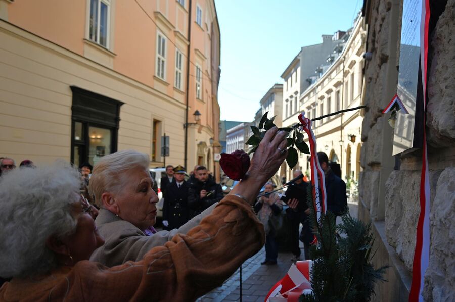 Odsłonięcie tablicy Wandy i Andrzeja Półtawskich w Krakowie. Fot. Janusz Ślęzak (IPN)
