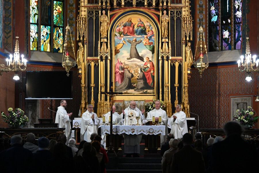 Msza święta w kościele franciszkanów w Krakowie. Fot. Janusz Ślęzak (IPN)
