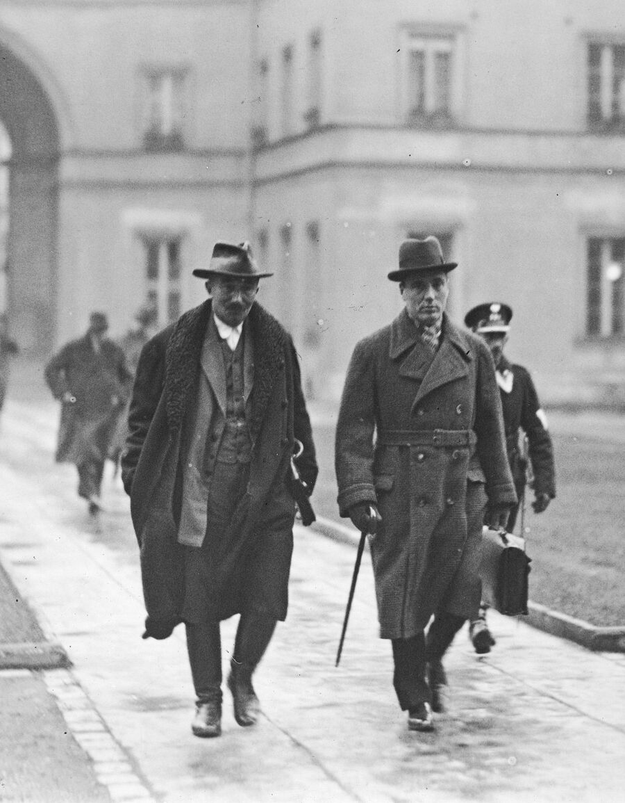 Wincenty Witos i jego adw. Stanisław Szurlej w drodze na jedną z rozpraw procesu brzeskiego w Sądzie Okręgowym w Warszawie (źródło: NAC)