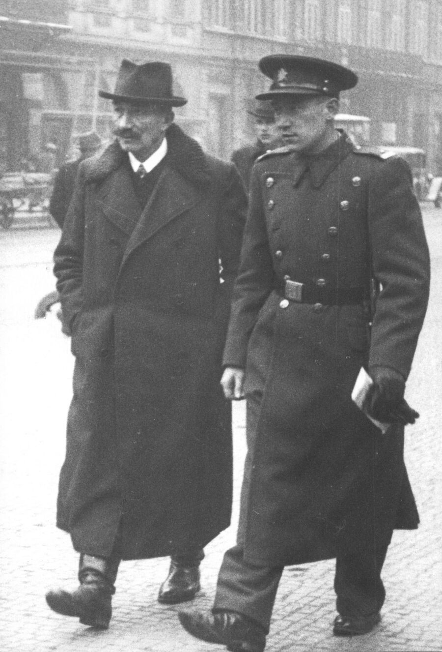 Wincenty Witos oraz Václav Cihlář podczas spaceru na ul. Příkopy w Pradze w styczniu 1936 r. (źródło: IPN)
