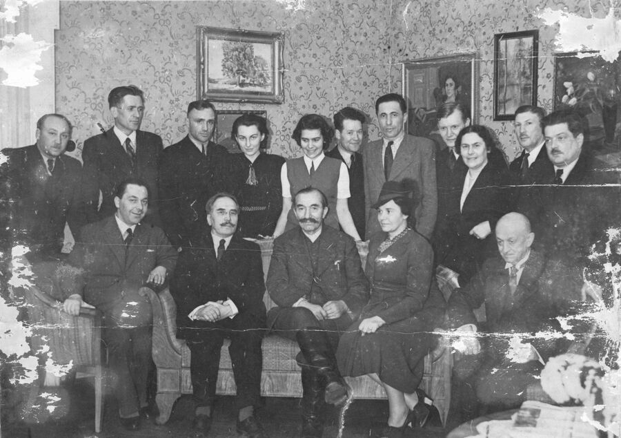 Wincenty Witos ze swoimi współpracownikami po powrocie do Polski w 1939 r. W górnym rzędzie, drugi od lewej widoczny Stanisław Mierzwa (źródło: IPN)
