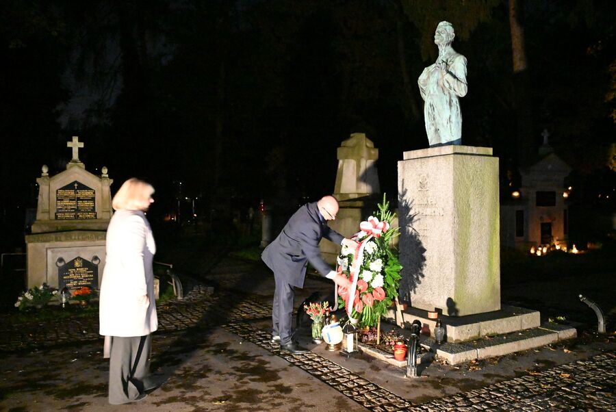 Zastępca prezesa IPN złożył wieniec przy grobowcu Ignacego Daszyńskiego na Cmentarzu Rakowickim w Krakowie. Fot. Janusz Ślęzak (IPN)