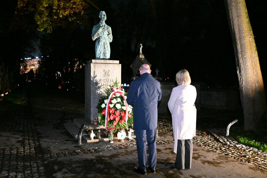 Zastępca prezesa IPN złożył wieniec przy grobowcu Ignacego Daszyńskiego na Cmentarzu Rakowickim w Krakowie. Fot. Janusz Ślęzak (IPN)