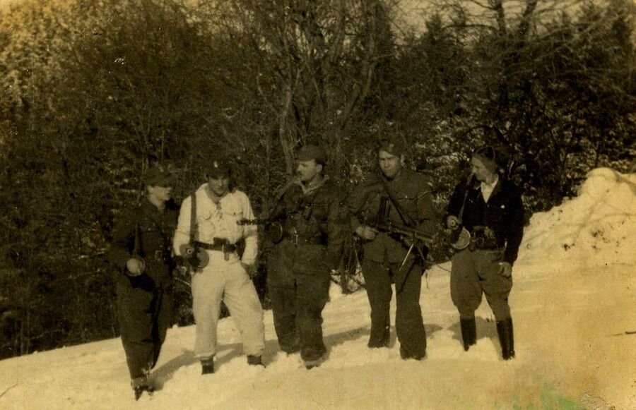 „Wiarusy” pod dowództwem „Srebrnego”, Gorce, pierwsza połowa 1948 r. Od lewej: Zbigniew Zarębski „Kanciarz”, Edward Skórnóg „Szatan”, Tadeusz Dymel „Srebrny”, Stanisław Samborski „Orlik”, Henryk Machała „Gryf”, „Jaxa” (ze zbiorów IPN)