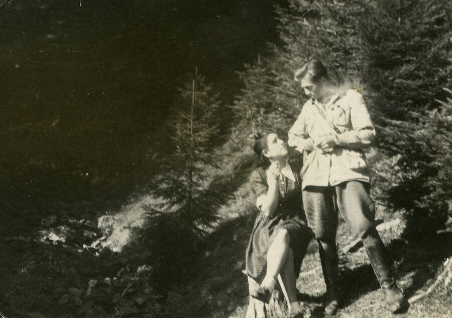 Bronisława Luschanek, siostra przyrodnia Zdzisława Zarębskiego „Kanciarza”, „Perełki” i Henryk Machała „Jaxa”, jesień 1948 r. (ze zbiorów IPN)