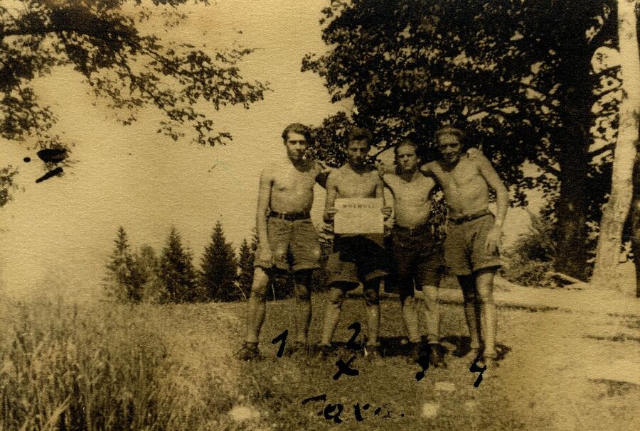 Partyzanci „Zorzy”. Z kartką z napisem „Wolność” pozuje Henryk Machała „Jaxa”, z lewej strony Stanisław Samborski „Bratek”, z prawej Zbigniew Zarębski „Kanciarz”, „Perełka” i Kajetan Samborski „Teściowa” (ze zbiorów IPN)
