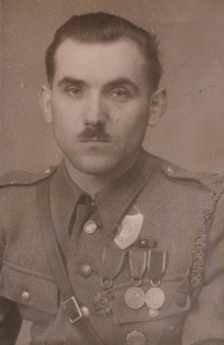 Wincenty Sobolewski, fotografia z dokumentu ujawnienia w 1947 r. Na mundurze widoczne partyzancki ryngraf oraz odznaczenia nadane za walkę z Niemcami: Brązowy Krzyżem Zasługi z Mieczami, Medale „Za Warszawę” i „Za Odrę, Nysę, Bałtyk”, odznaka za rany, a także sznur do gwizdka (ze zbiorów IPN)