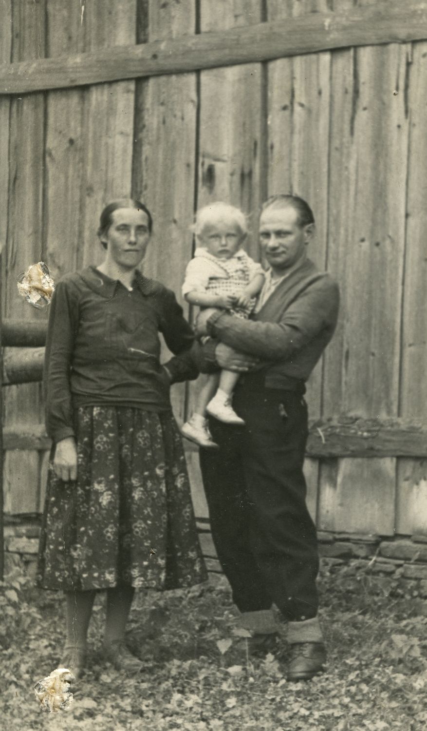 Franciszek Śmieszek „Głaz” z rodziną. Fotografia odebrana „Głazowi” przez żołnierzy KBW podczas aresztowania (ze zbiorów IPN)