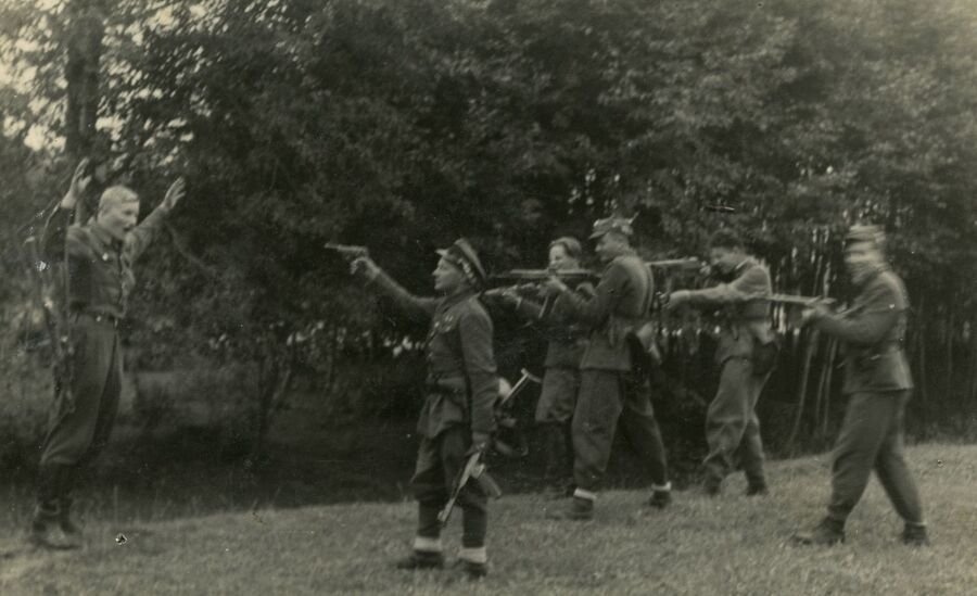 Inscenizowana fotografia partyzantów zgrupowania „Ognia”. Franciszek Śmieszek „Głaz” (z pistoletem w ręku) i jego koledzy „rozbrajają” Józefa Kościelniaka „Białego”. Fotografia odebrana „Głazowi” przez żołnierzy KBW podczas aresztowania (ze zbiorów IPN)
