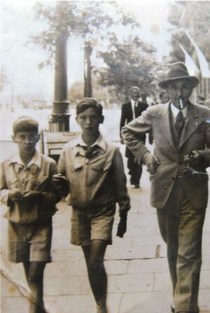 Na ulicach Warszawy w latach 30. Antoni Gryzina-Lasek z synami Lechem i Sławomirem (ze zbiorów rodzinnych)