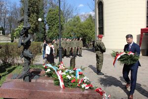 Uroczystości pod Pomnikiem Ofiar Komunizmu na cmentarzu Rakowickim w Krakowie