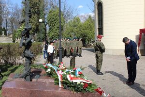 Uroczystości pod Pomnikiem Ofiar Komunizmu na cmentarzu Rakowickim w Krakowie