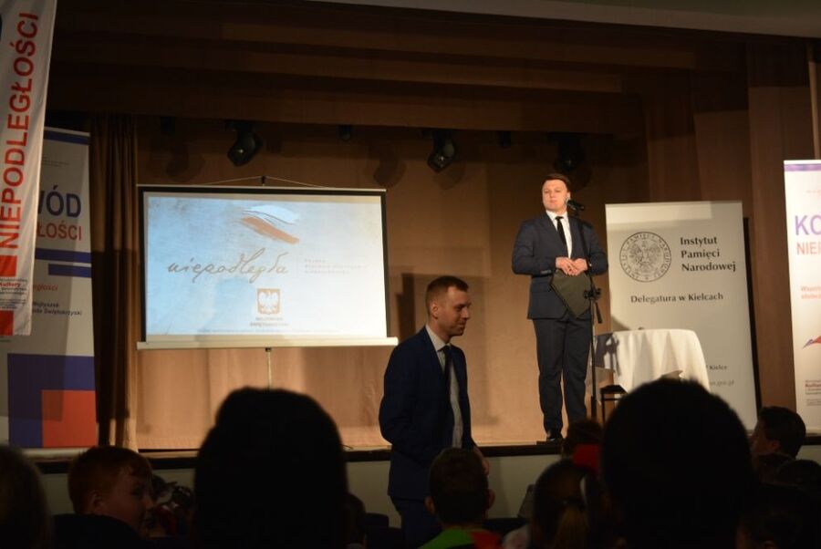 Droga do Niepodległej. Lekcja dr. Michała Zawiszy w Staszowie