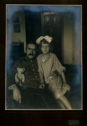 Marszałek Piłsudski z chrzestną córką Anną Gąsiorowską w Goszycach w sierpniu 1924 r.