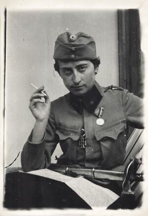 Zofia Zawiszanka w mundurze Janusza Gąsiorowskiego