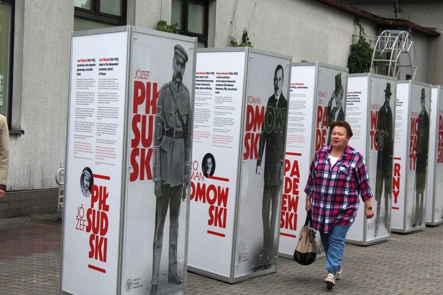 Przed Miejskim Ośrodkiem Kultury, Sportu i Rekreacji w Chełmku otwarto plenerową wystawę „Ojcowie Niepodległości”