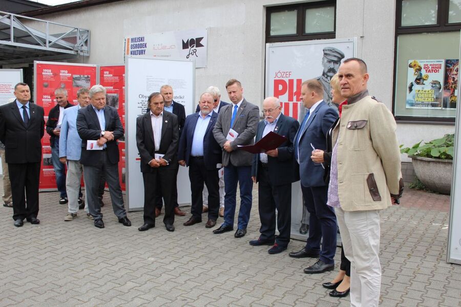 Przed Miejskim Ośrodkiem Kultury, Sportu i Rekreacji w Chełmku otwarto plenerową wystawę „Ojcowie Niepodległości”