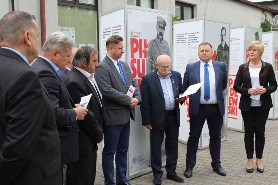 Przed Miejskim Ośrodkiem Kultury, Sportu i Rekreacji w Chełmku otwarto plenerową wystawę „Ojcowie Niepodległości”