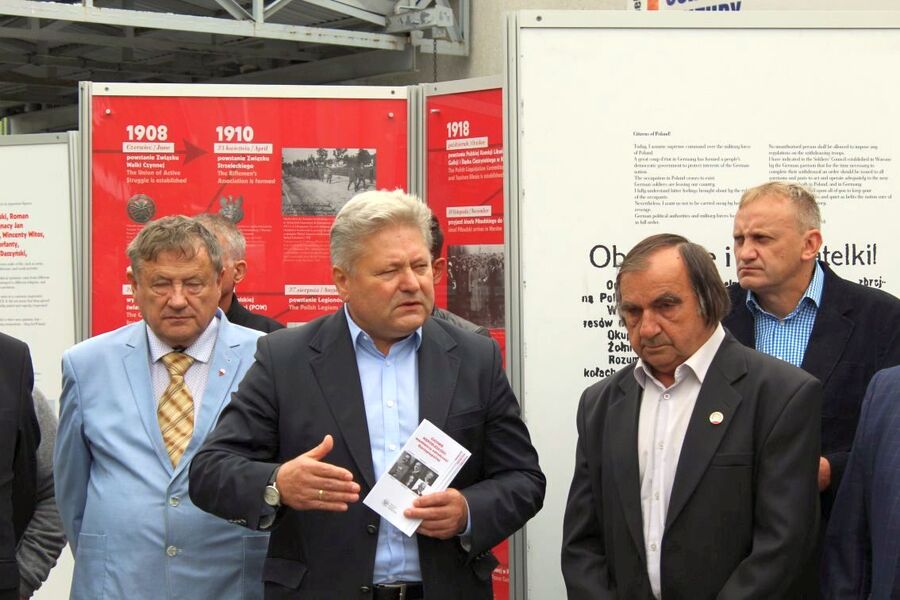 Przed Miejskim Ośrodkiem Kultury, Sportu i Rekreacji w Chełmku otwarto plenerową wystawę „Ojcowie Niepodległości”