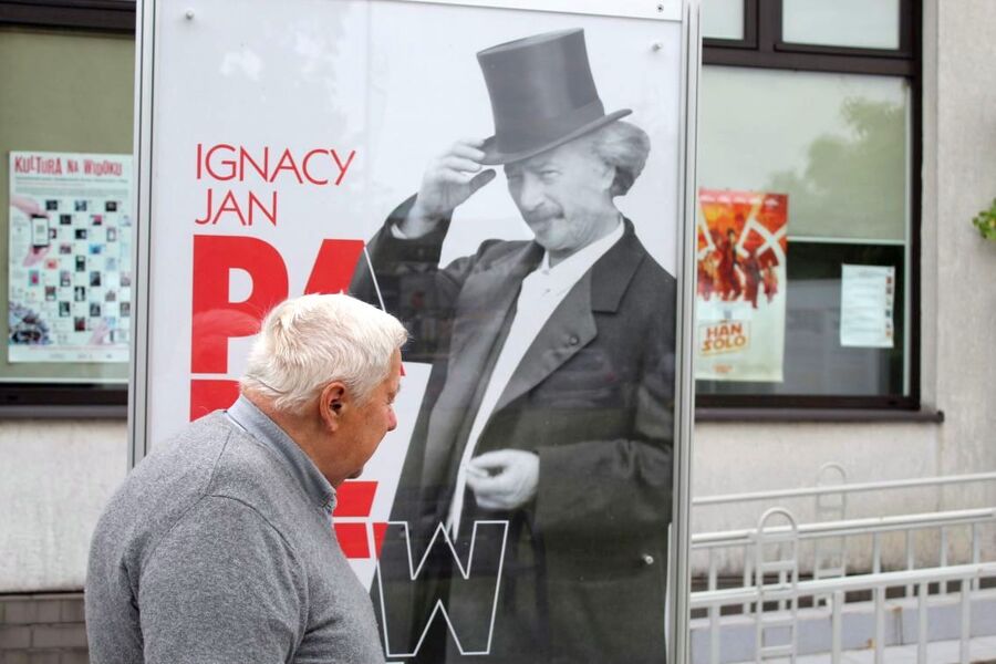 Przed Miejskim Ośrodkiem Kultury, Sportu i Rekreacji w Chełmku otwarto plenerową wystawę „Ojcowie Niepodległości”