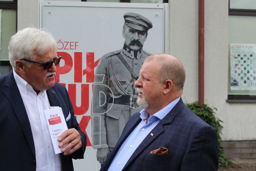 Przed Miejskim Ośrodkiem Kultury, Sportu i Rekreacji w Chełmku otwarto plenerową wystawę „Ojcowie Niepodległości”