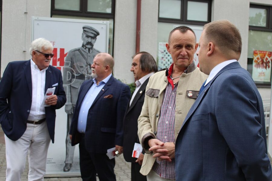 Przed Miejskim Ośrodkiem Kultury, Sportu i Rekreacji w Chełmku otwarto plenerową wystawę „Ojcowie Niepodległości”