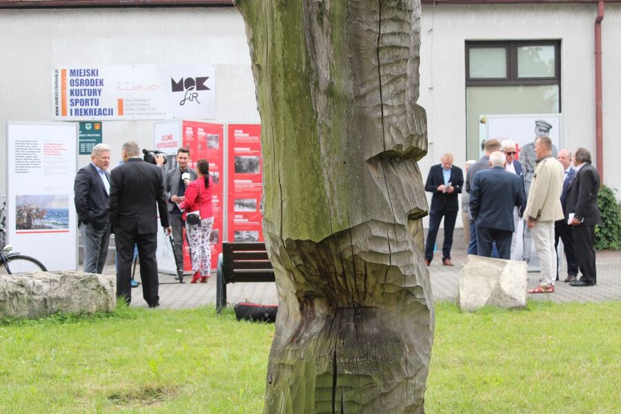 Przed Miejskim Ośrodkiem Kultury, Sportu i Rekreacji w Chełmku otwarto plenerową wystawę „Ojcowie Niepodległości”