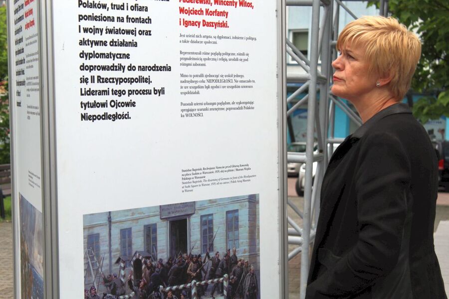 Przed Miejskim Ośrodkiem Kultury, Sportu i Rekreacji w Chełmku otwarto plenerową wystawę „Ojcowie Niepodległości”