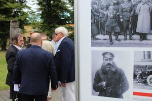 Przed Miejskim Ośrodkiem Kultury, Sportu i Rekreacji w Chełmku otwarto plenerową wystawę „Ojcowie Niepodległości”
