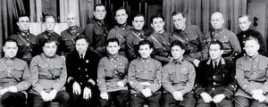 Czerwiec 1937 r. Ludowy komisarz spraw wewnętrznych Nikołaj Jeżow (piąty od lewej w dolnym rzędzie) na spotkaniu poświęconym wprowadzeniu masowych represji. Fot. Centrum Naukowo-Informacyjne „Memoriał” w Moskwie