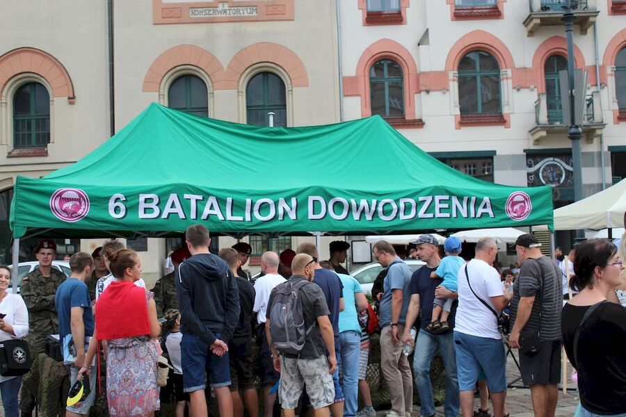 Piknik rodzinny z okazji 100-lecia odzyskania niepodległości. Kraków, pl. Szczepański, 15 sierpnia 2018