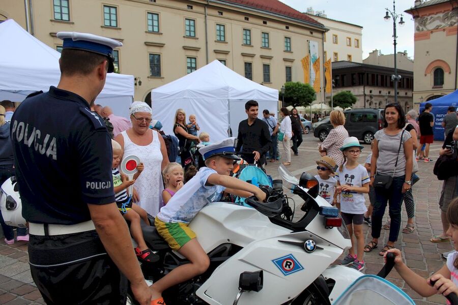Piknik rodzinny z okazji 100-lecia odzyskania niepodległości. Kraków, pl. Szczepański, 15 sierpnia 2018