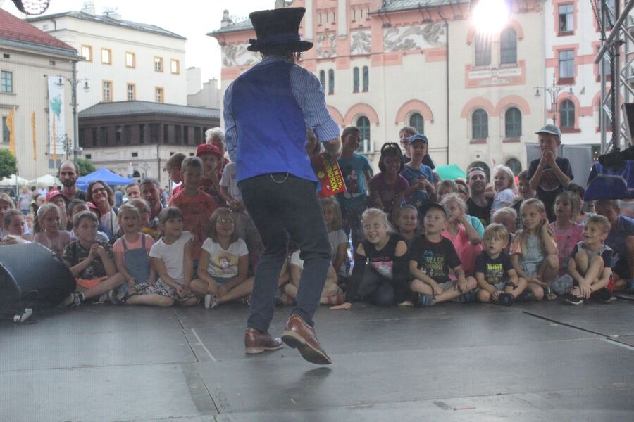 Piknik rodzinny z okazji 100-lecia odzyskania niepodległości. Kraków, pl. Szczepański, 15 sierpnia 2018