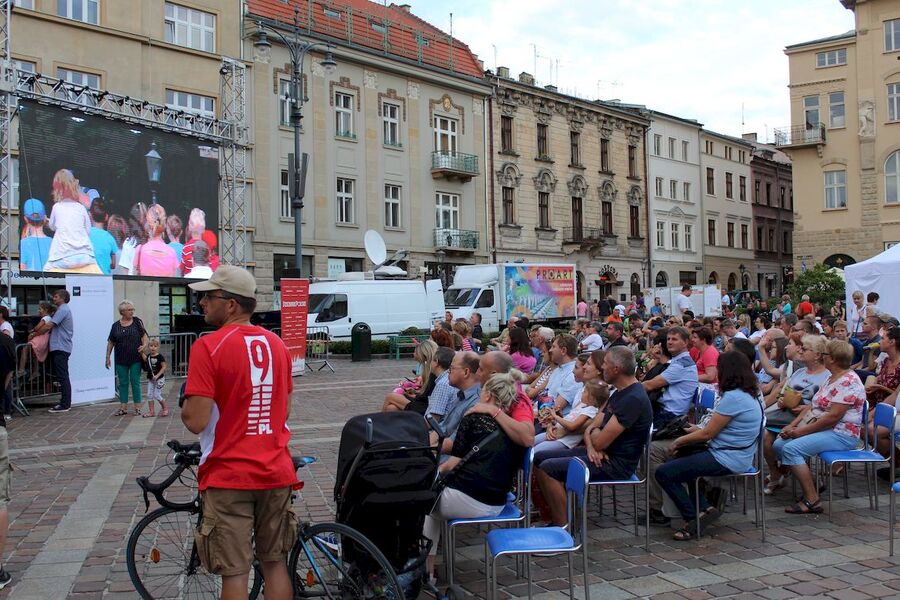 Piknik rodzinny z okazji 100-lecia odzyskania niepodległości. Kraków, pl. Szczepański, 15 sierpnia 2018