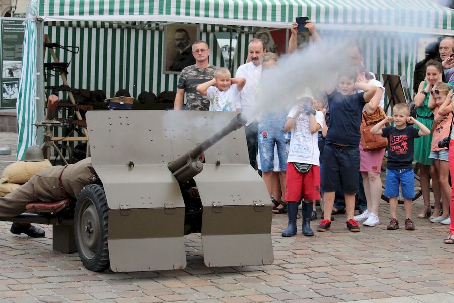 Piknik rodzinny z okazji 100-lecia odzyskania niepodległości. Kraków, pl. Szczepański, 15 sierpnia 2018