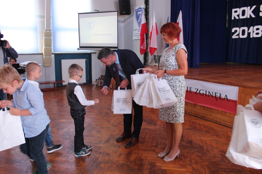 Pakiety edukacyjne IPN dla pierwszoklasistów w Małopolsce i Świętokrzyskiem