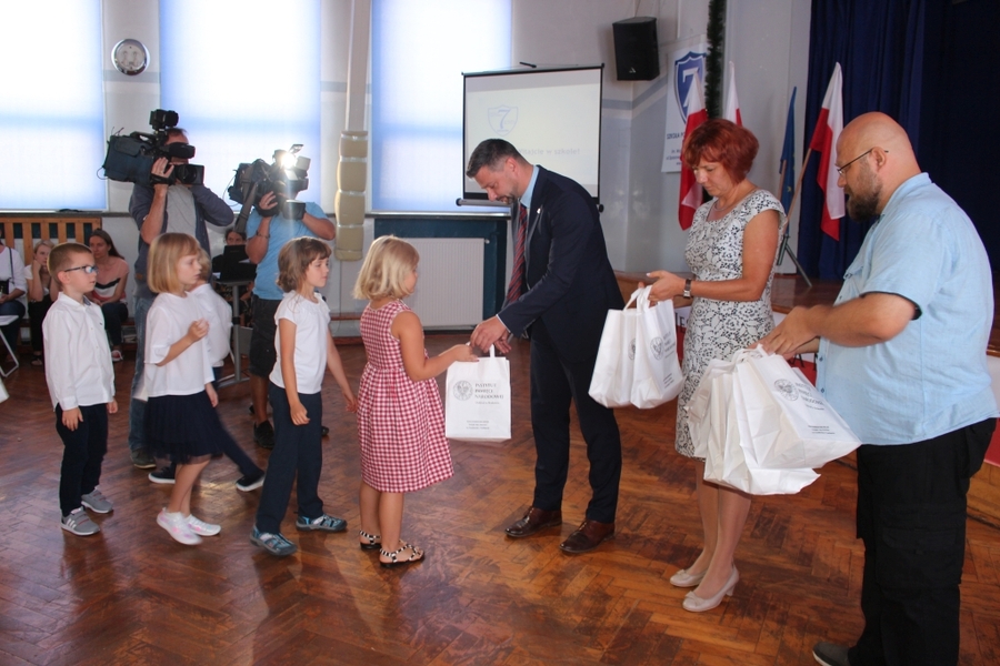 Pakiety edukacyjne IPN dla pierwszoklasistów w Małopolsce i Świętokrzyskiem