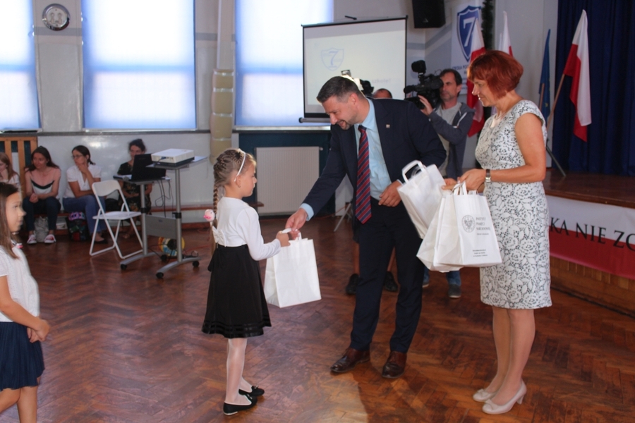 Pakiety edukacyjne IPN dla pierwszoklasistów w Małopolsce i Świętokrzyskiem