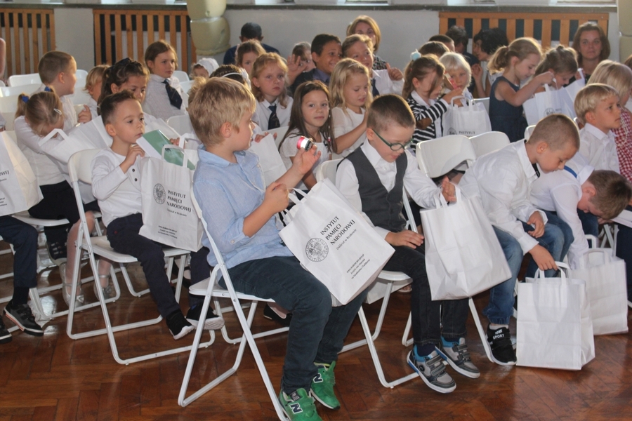 Pakiety edukacyjne IPN dla pierwszoklasistów w Małopolsce i Świętokrzyskiem