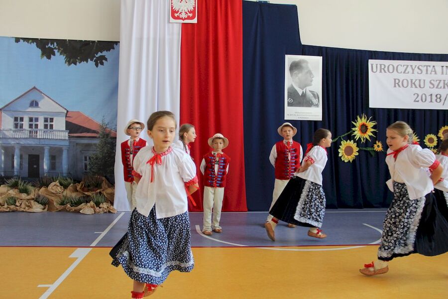 Inauguracja roku szkolnego w SP im. kpt. pil. Mieczysława Medweckiego w Morawicy pod Krakowem
