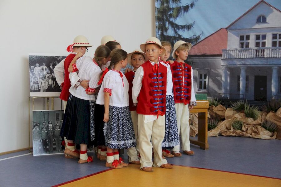 Inauguracja roku szkolnego w SP im. kpt. pil. Mieczysława Medweckiego w Morawicy pod Krakowem