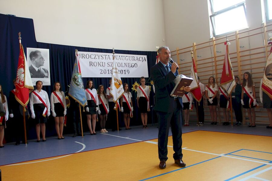 Inauguracja roku szkolnego w SP im. kpt. pil. Mieczysława Medweckiego w Morawicy pod Krakowem