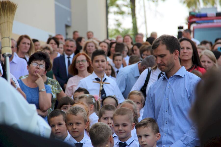 Inauguracja roku szkolnego w SP im. kpt. pil. Mieczysława Medweckiego w Morawicy pod Krakowem