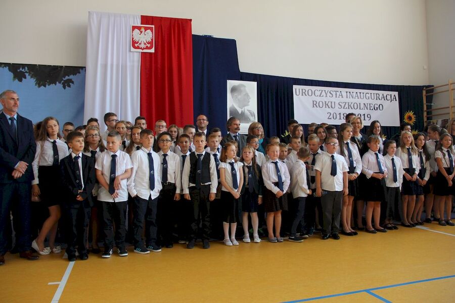 Inauguracja roku szkolnego w SP im. kpt. pil. Mieczysława Medweckiego w Morawicy pod Krakowem