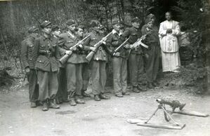 Oddział „Żandarmeria” PPAN przed mszą polową odprawianą przez o. Gurgacza (fot. T. Ryba)